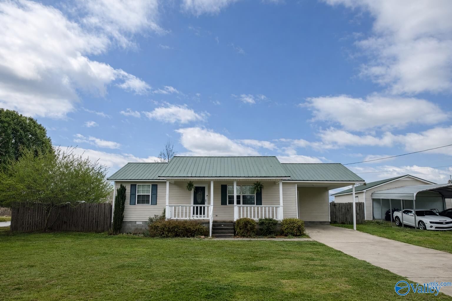 Property Photo:  2070 County Road 15  AL 35957 