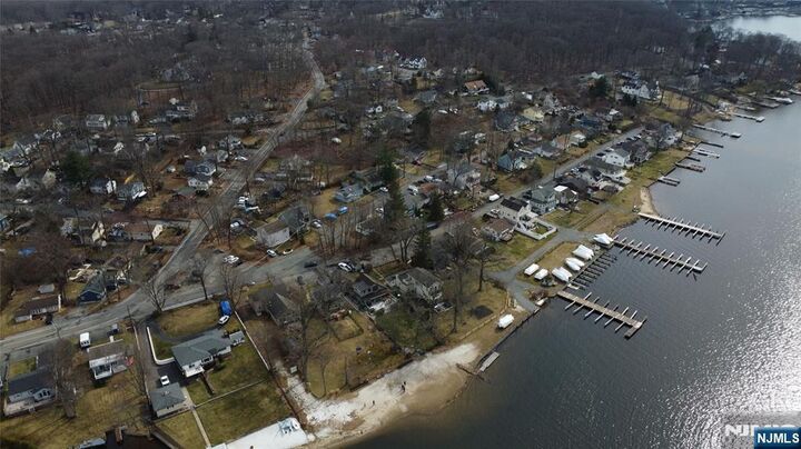 Property Photo:  2 Lilac Road  NJ 07849 