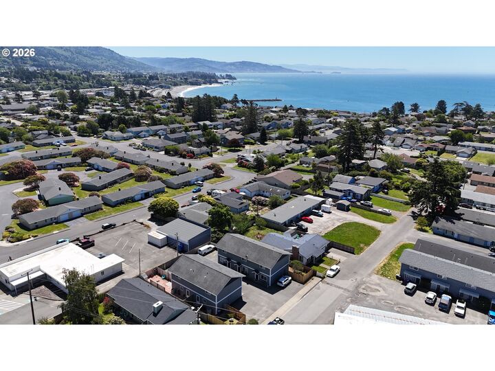 Property Photo:  325 Matot St B  OR 97415 