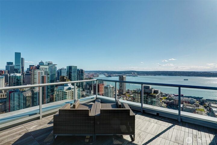Property Photo:  583  Battery Street 2807N  WA 98121 