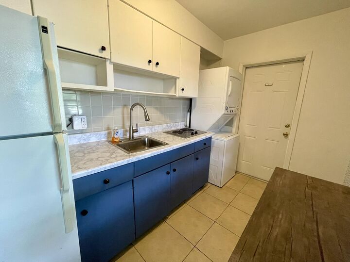 Property Photo:  2204 NW 3rd Avenue 2  FL 33311 