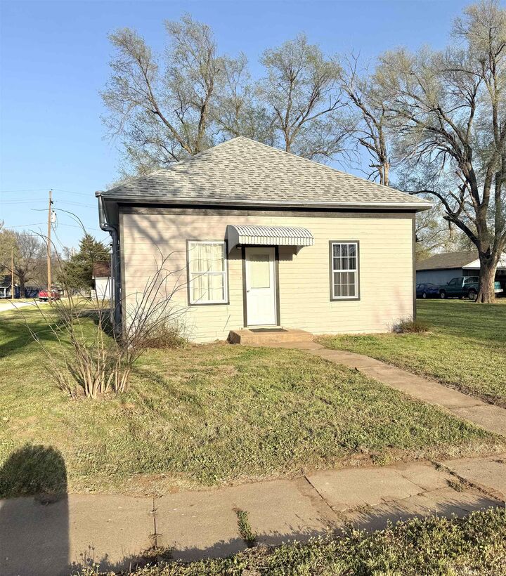 Property Photo:  401 S Lincoln Ave  KS 67003 