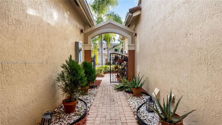 Property Photo: 3889 Tree Top Dr 3889 FL 33332