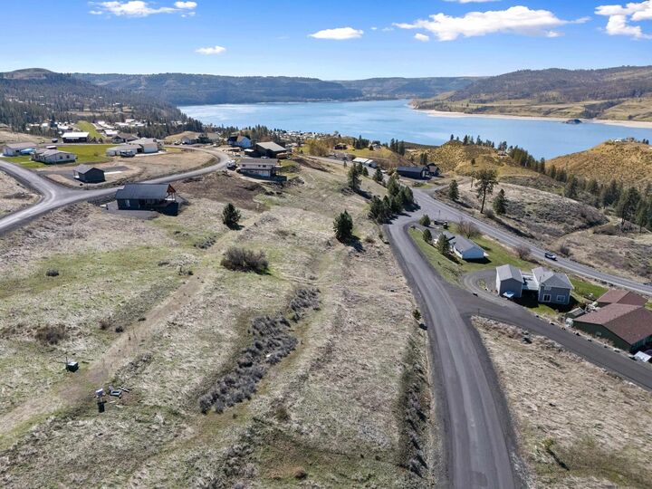 Property Photo: 41140 Lakeview Heights Dr. N. WA 99122