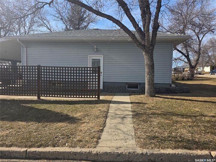 Property Photo:  1902 1st Street  SK S4A 0J1 