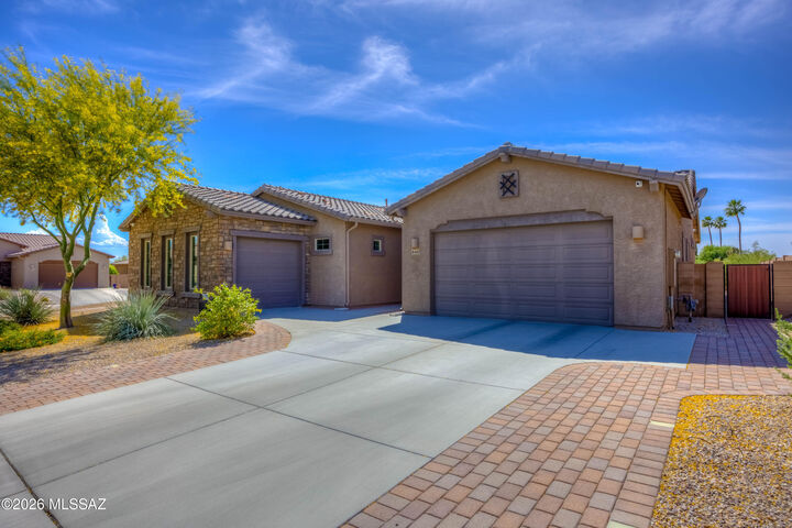 Property Photo: 8461 N Gallant Fox Drive AZ 85704