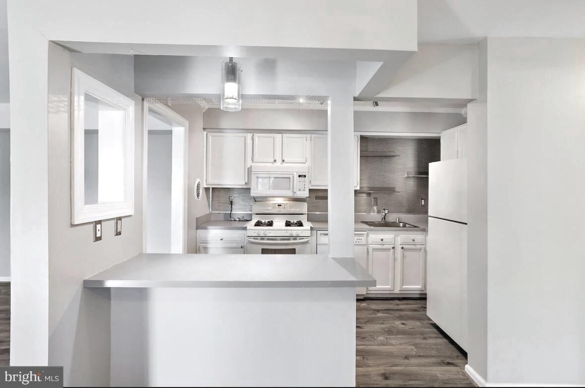 Property Photo:  203 Victor Parkway H  MD 21403 