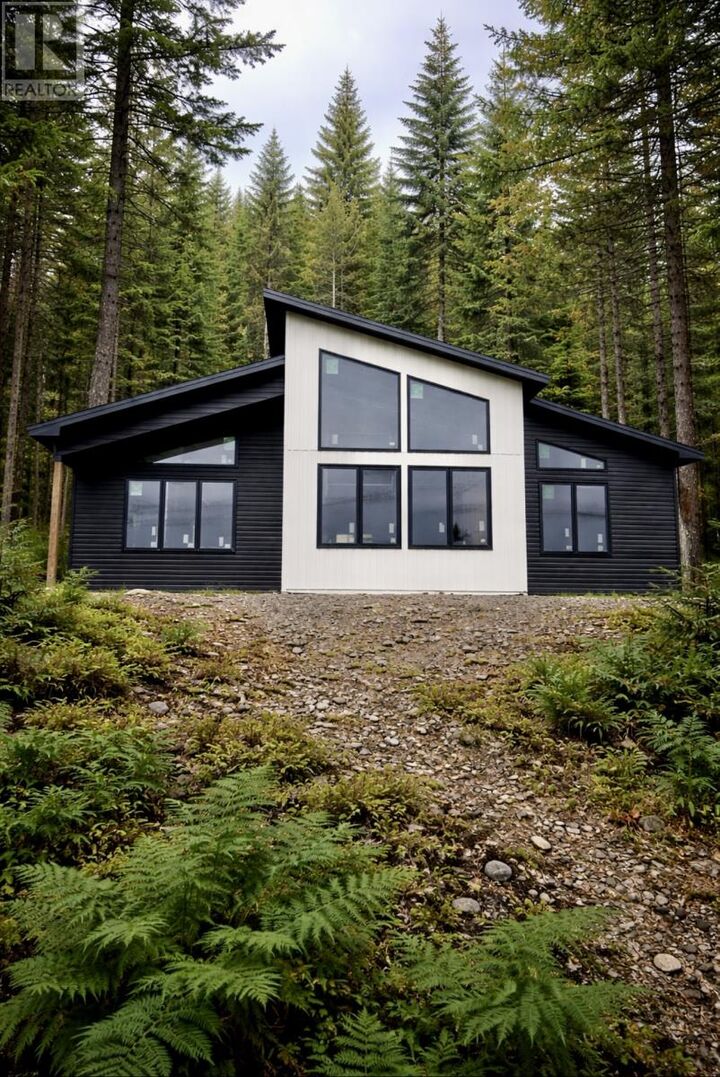 8 Lakeside Drive — photo 1