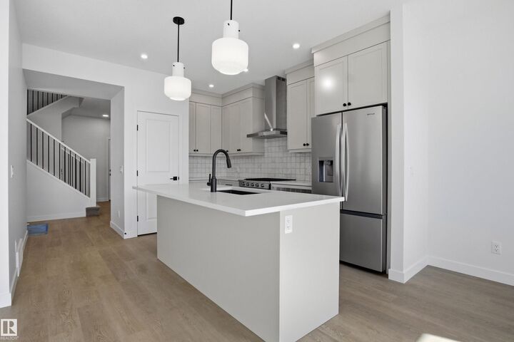 Photo de la propriété:  1126 Cristall Crescent SW  AB T6W 5S9 