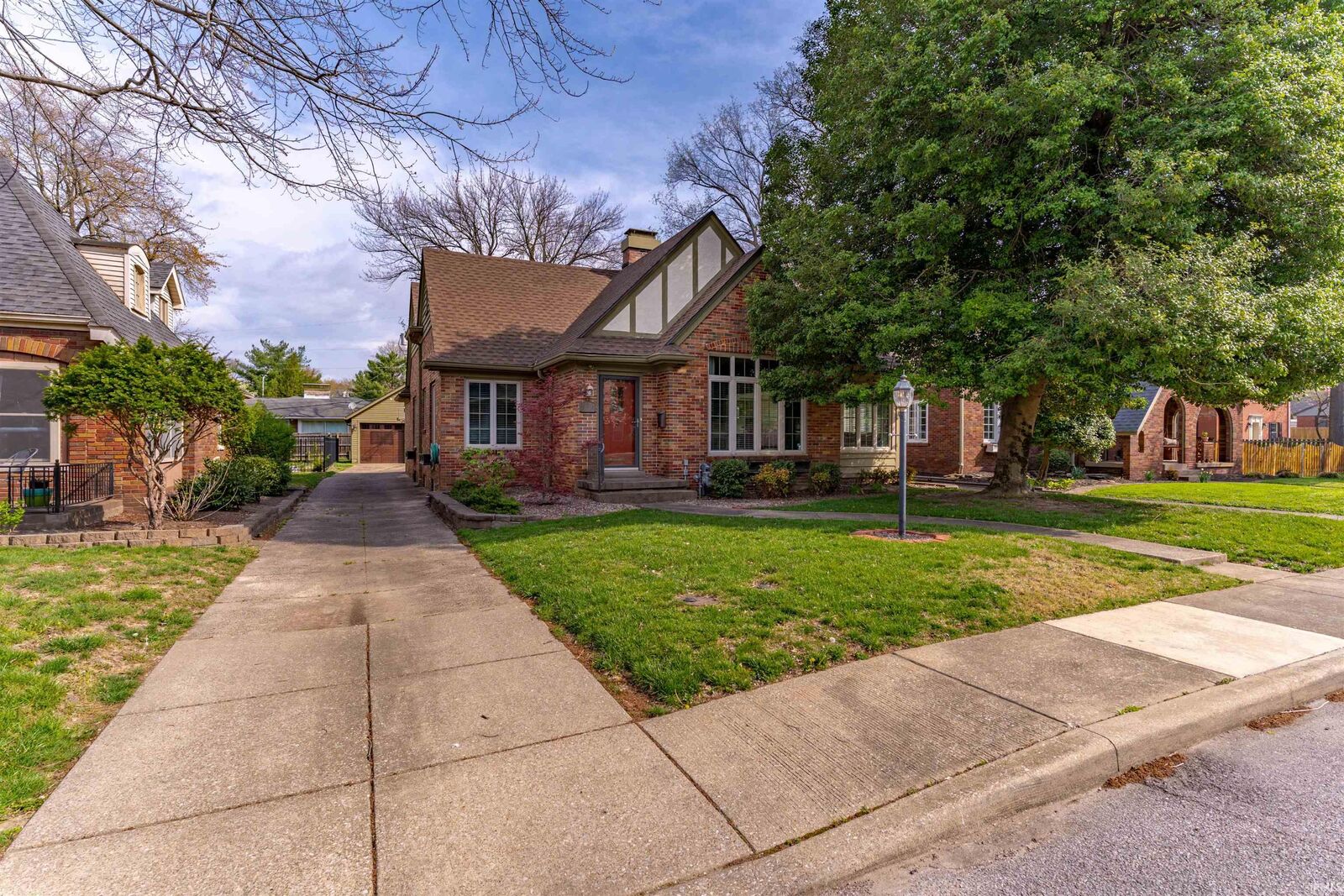 Property Photo:  2224 E Mulberry Street  IN 47714 