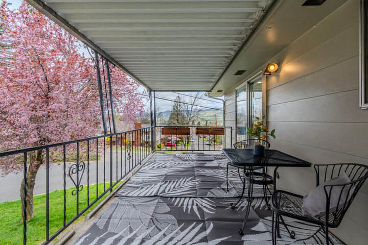 Property Photo:  390 Morton Street  OR 97520 