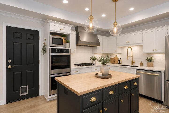 Property Photo: 2437 W Bayshore Rd FL 32563