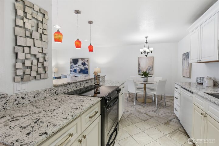 Property Photo: 5021 Ripley Lane N 101 WA 98056