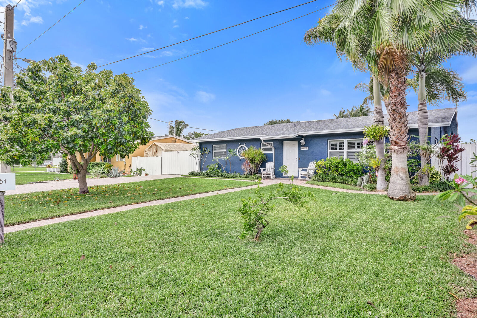 Property Photo:  4681 SW 42nd Avenue  FL 33314 