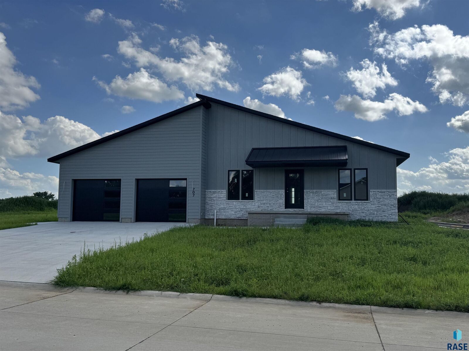 Property Photo: 707 Mill Pond Rd IA 51246