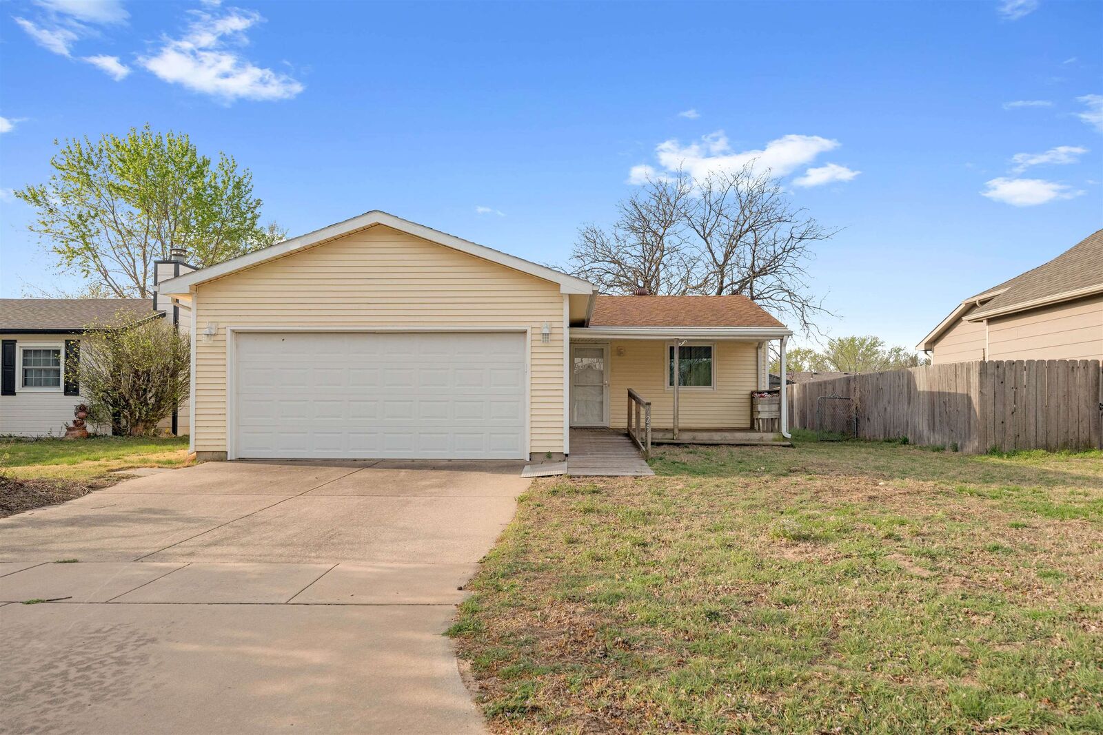 Property Photo:  925 E Idlewild Dr  KS 67216 