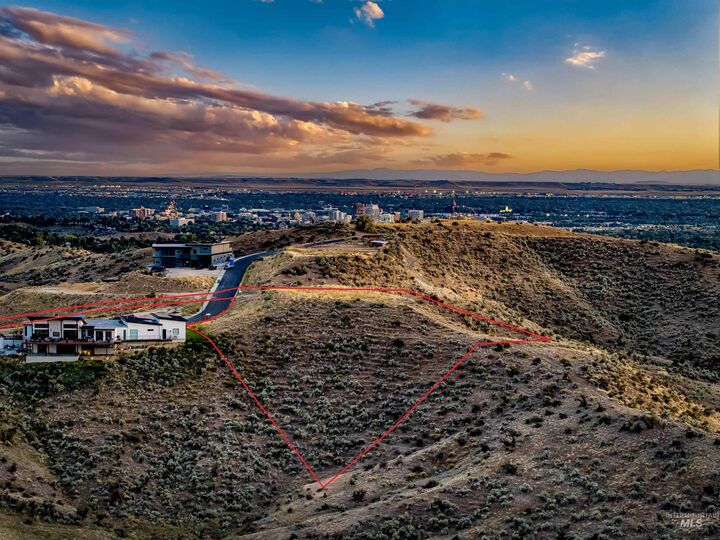 Property Photo:  5129 N Becker Ridge Ln  ID 83702-1569 