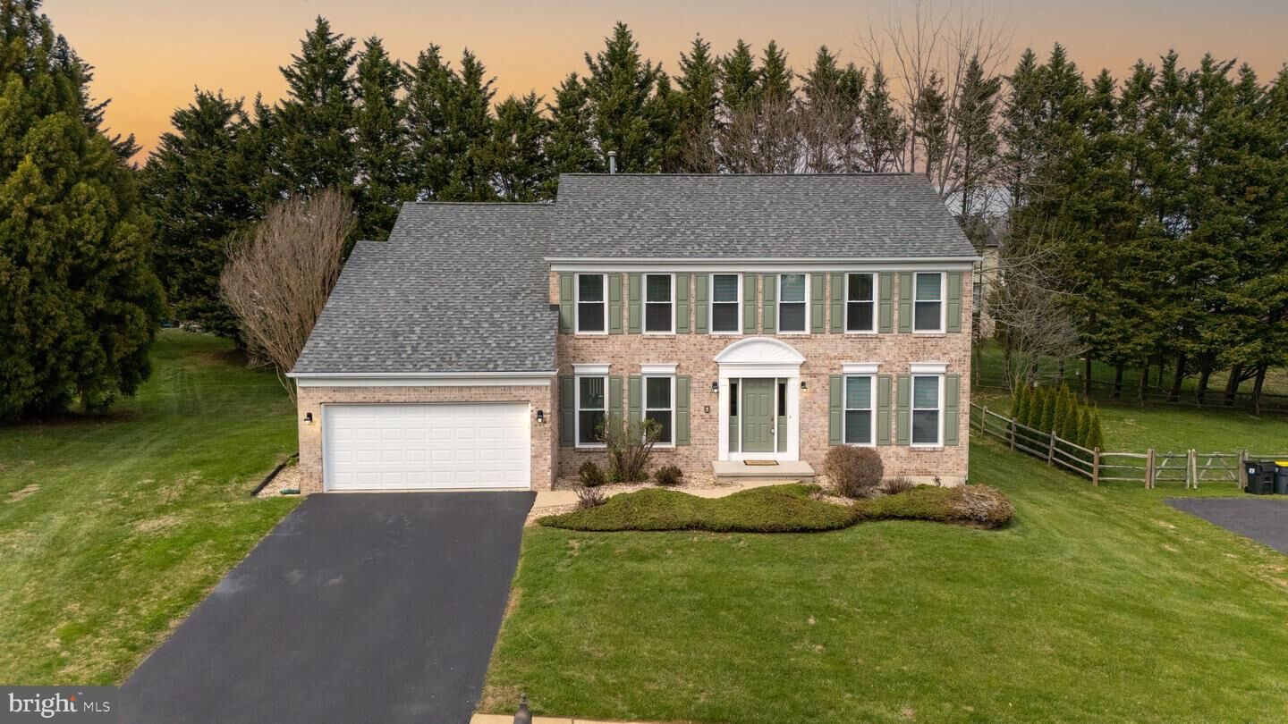 Property Photo: 33 Hummingbird Lane DE 19711