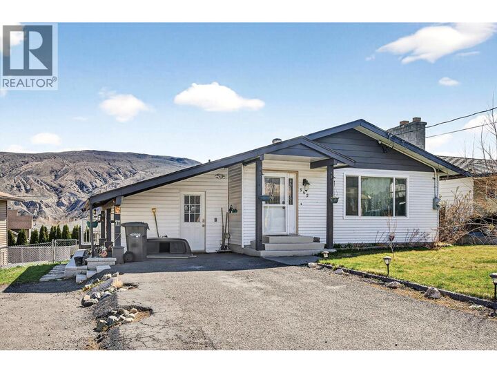 562 Pine Street — photo 1