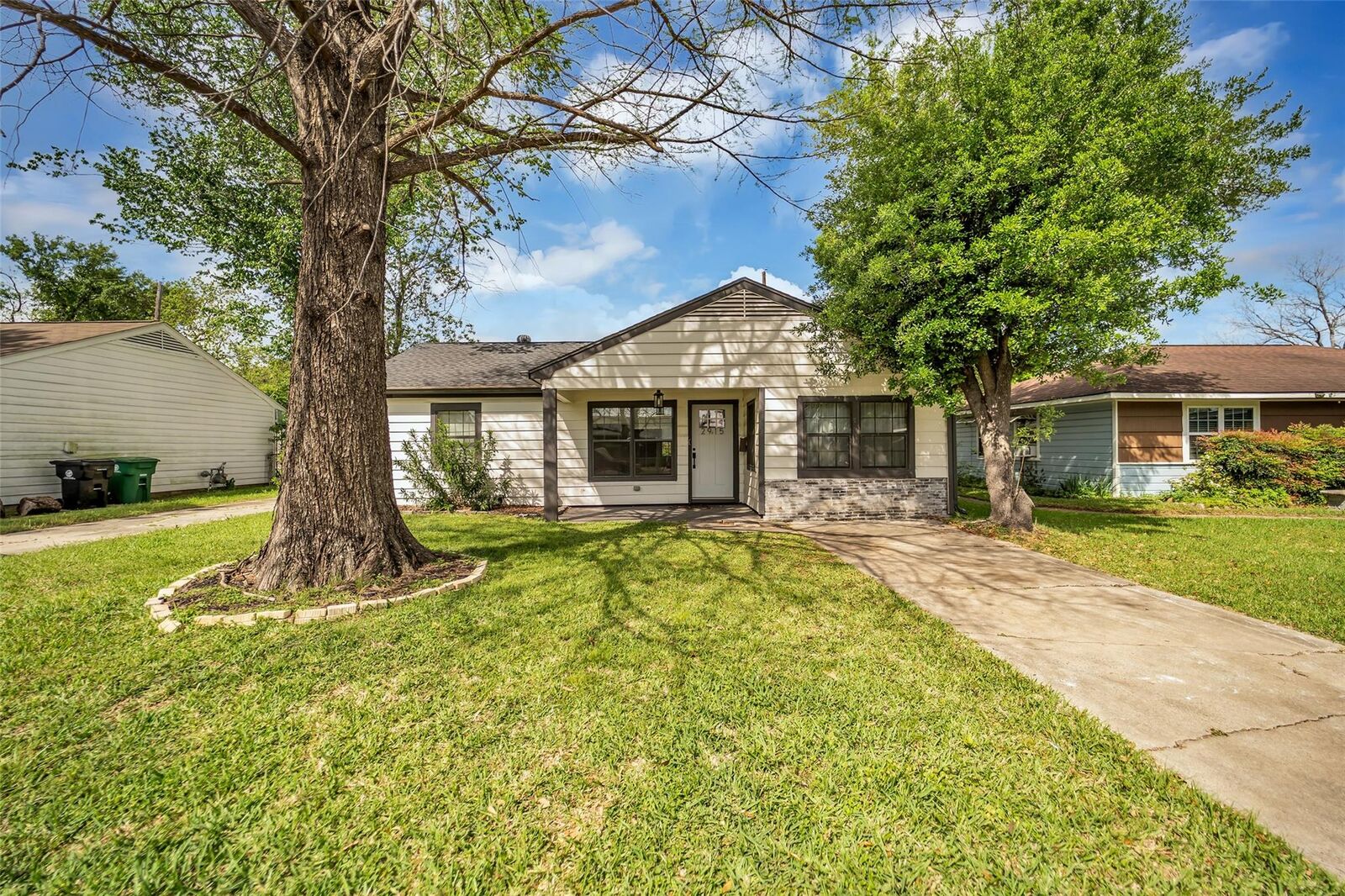 Property Photo: 2915 Robertson Street TX 77009
