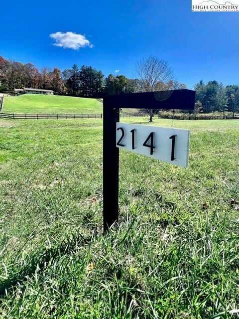 Property Photo:  2141 Mt Jefferson Road  NC 28694 