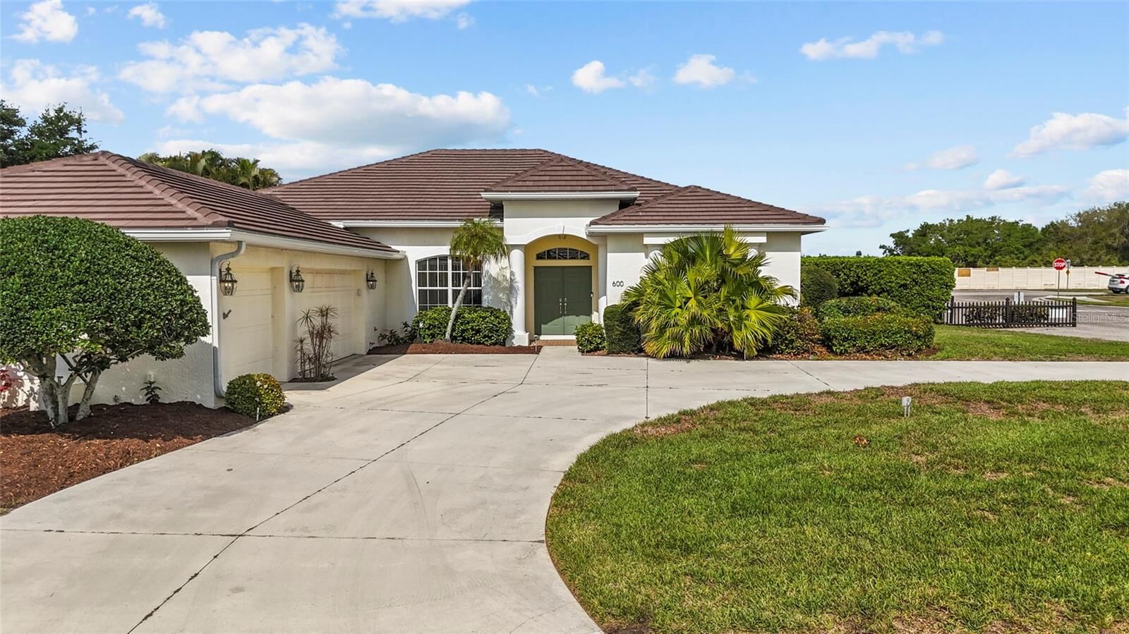 Property Photo:  600 Cockatoo Circle  FL 34285 