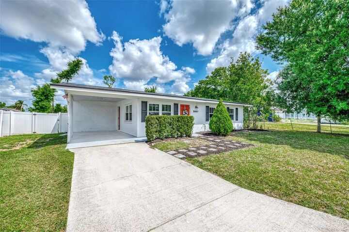 Property Photo: 5807 28th Avenue Drive E FL 34208