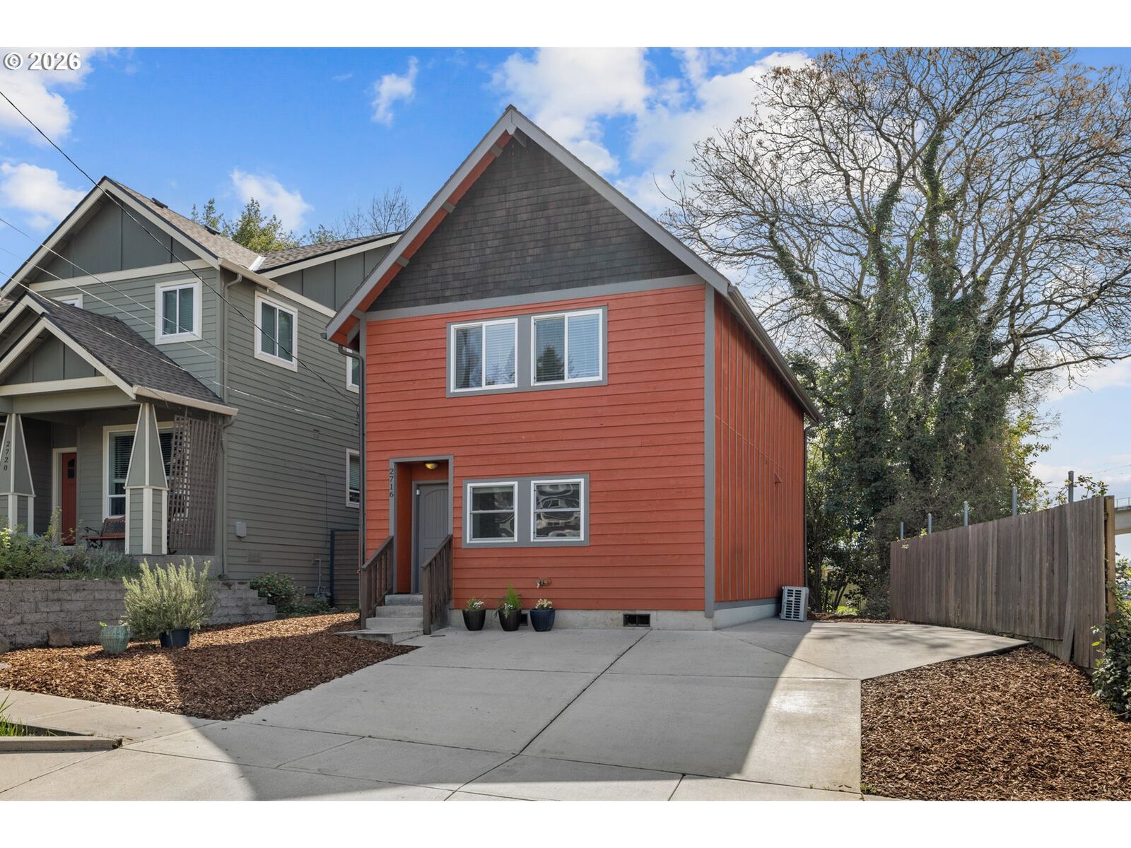 Property Photo:  2716 SE Roswell St  OR 97222 