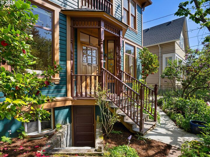 Property Photo:  131 NE Tillamook St  OR 97212 