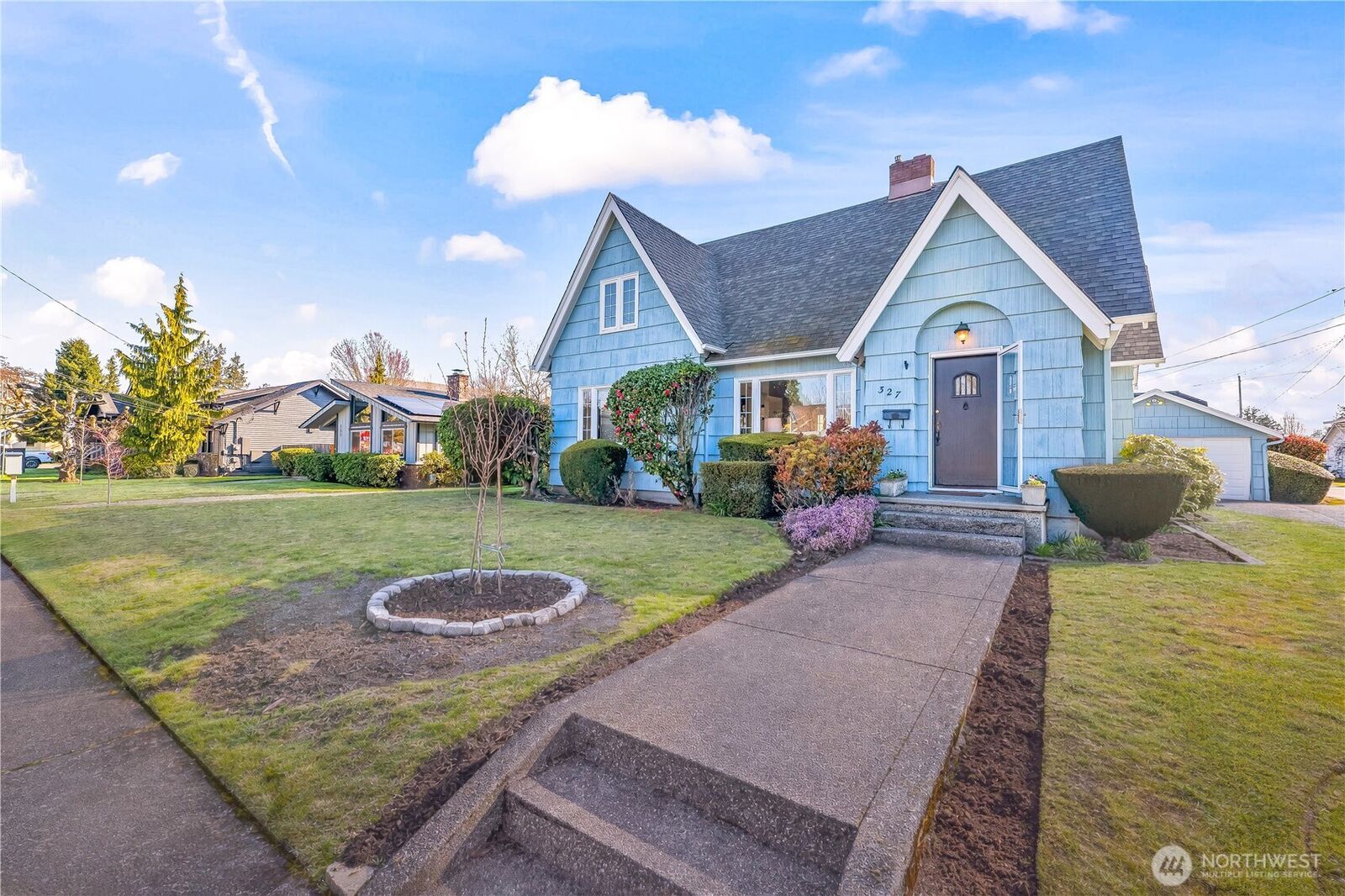 Property Photo:  327  5th Street SW  WA 98371 