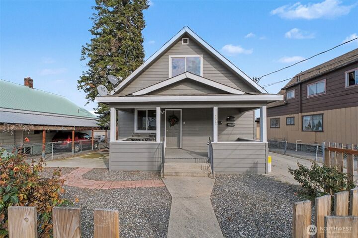 Property Photo:  533  Methow A,B,C  WA 98801 
