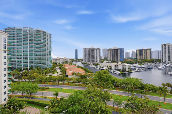 Property Photo:  19900 E Country Club Drive 1101  FL 33180 