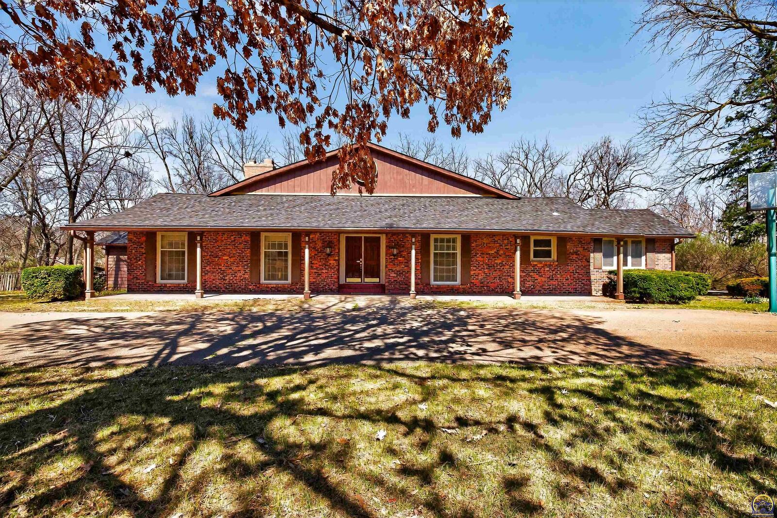 Property Photo:  200 SW Yorkshire Rd  KS 66606 