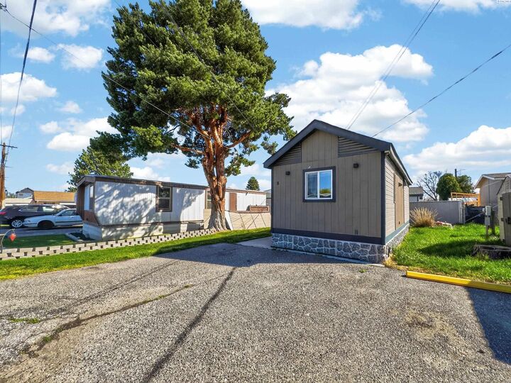 Property Photo:  8 Royalty Lane  WA 99353 