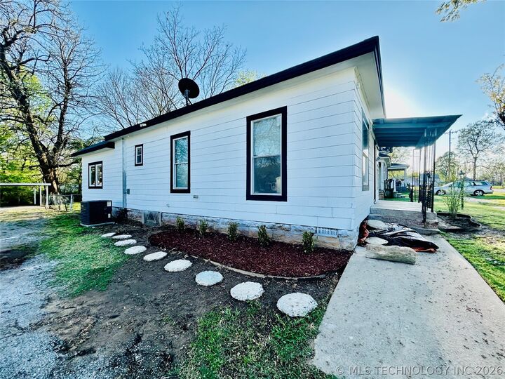 Property Photo: 1705 E Broadway Street OK 74403