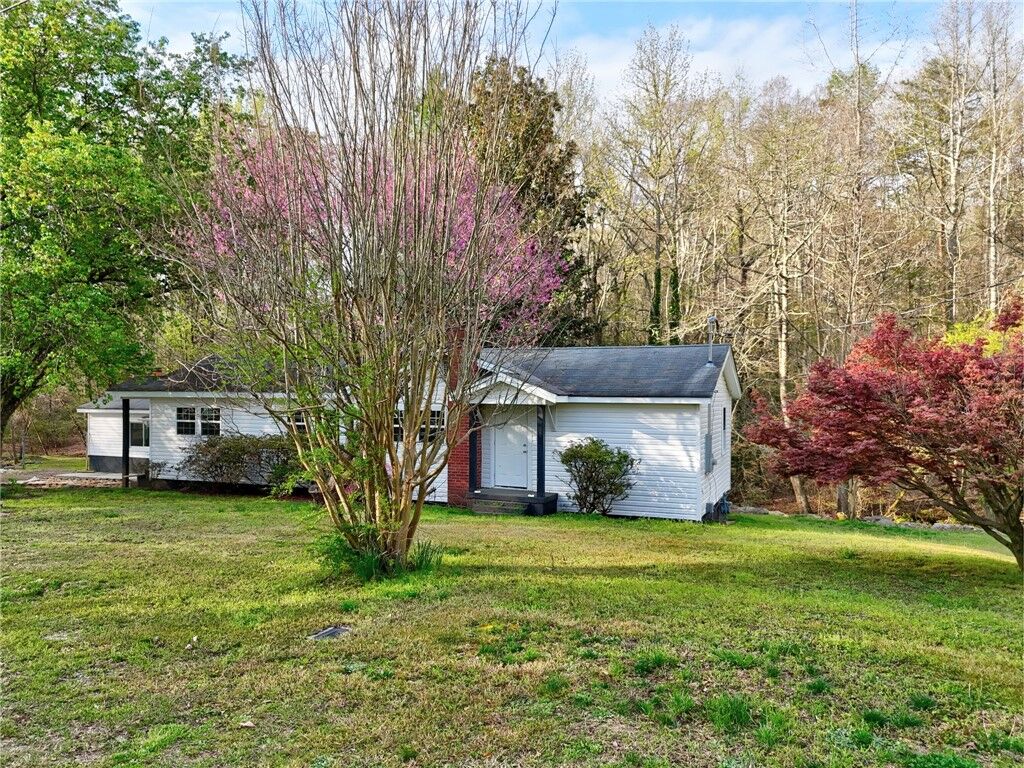 Property Photo:  303 Garren Road  SC 29627 