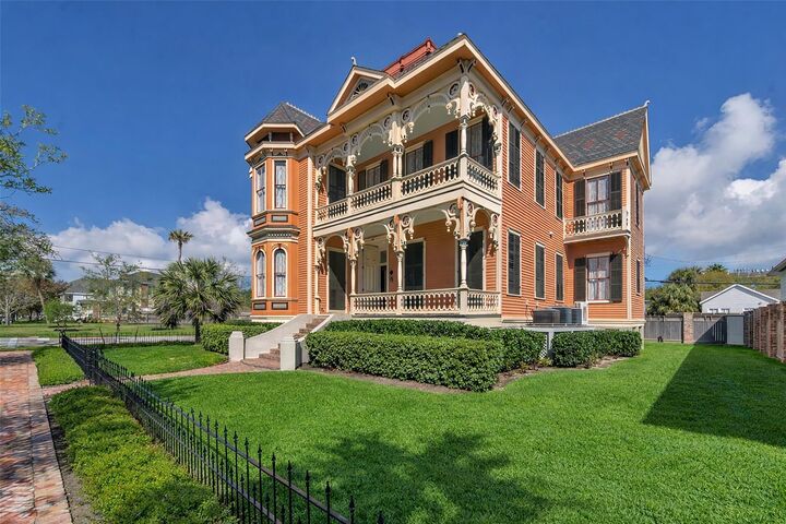 Property Photo:  926 Winnie Street  TX 77550 