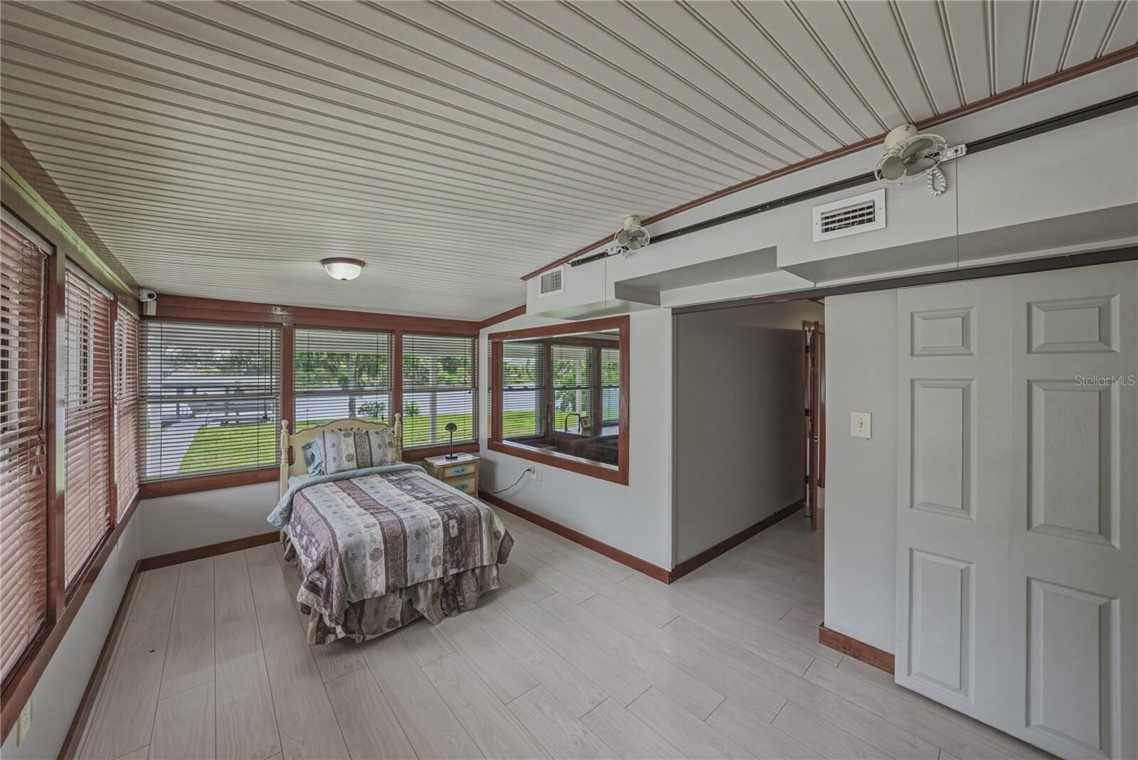 Property Photo:  