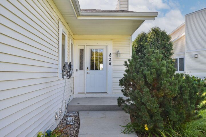Property Photo:  835 Bridlewood Dr  WI 53027 