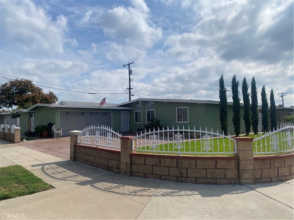 Property Photo:  2030 W Dogwood  CA 92801 
