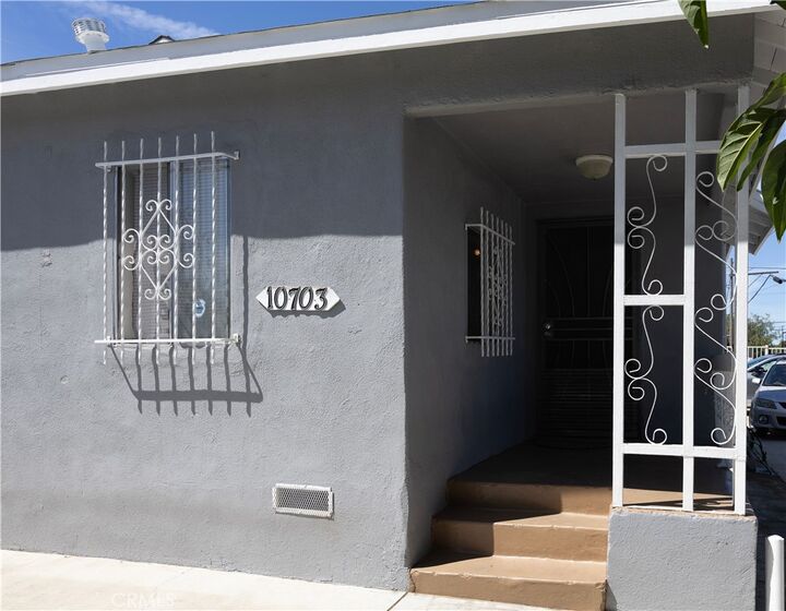 Property Photo:  10703 Anzac  CA 90059 