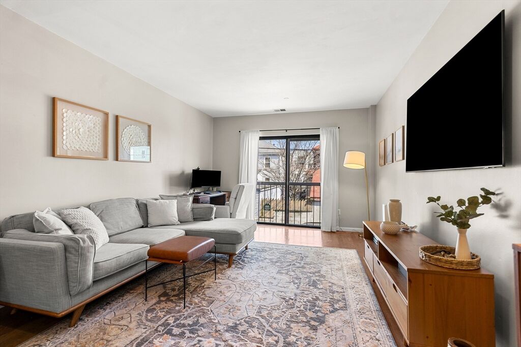 Property Photo:  315 Rantoul St 106  MA 01915 