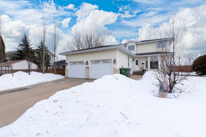 Property Photo: 4002 60 Avenue AB T9V 2R9
