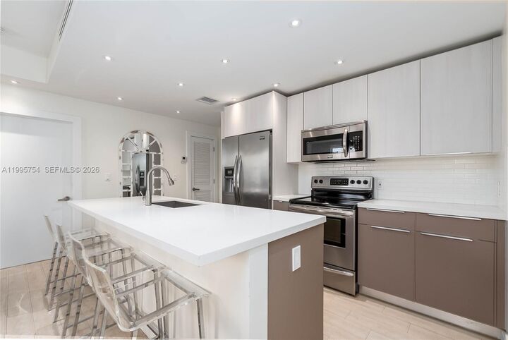 Property Photo:  820 Euclid Ave 305  FL 33139 