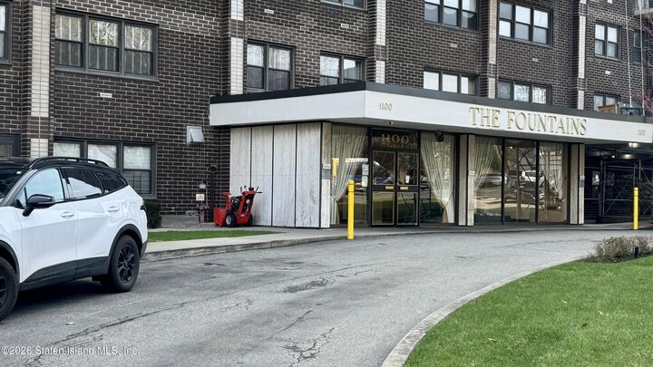 Property Photo:  1100 Clove Road 2B  NY 10301 