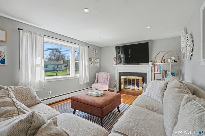 Property Photo:  6 Old Farm Drive  CT 06111 