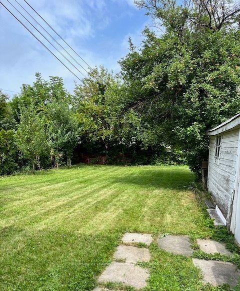 Photo de la propriété: 70 Westdale Drive ON M3K 1A6