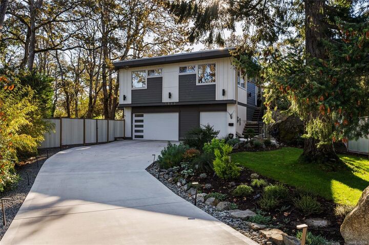 Photo de la propriété: 1542 Athlone Dr BC V8P 2T1