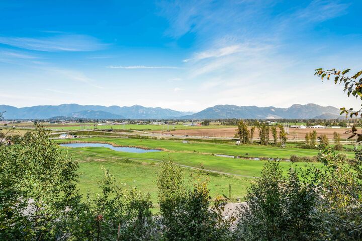 Property Photo: 50634 Ledgestone Place 10 BC V2P 0E7