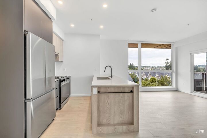 6585 195A Street 401 — photo 1